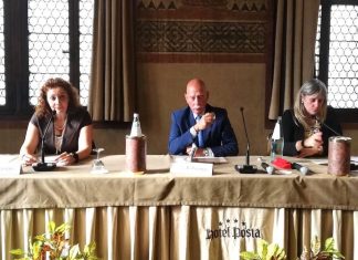 L’ex pm Pennisi infiamma il pubblico: chiarisce su Aemilia “Sono stato frainteso”, elogia il Procuratore Paci e lancia un monito alla città