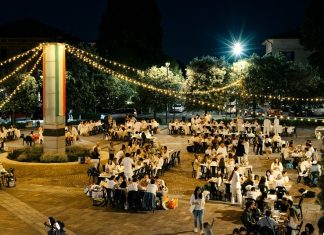 In 350 vestiti di bianco per la cena in piazza Cavicchioni