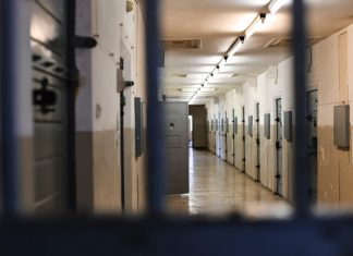 Torture e disumanità in carcere a Reggio Emilia su un detenuto: indagati 14 agenti