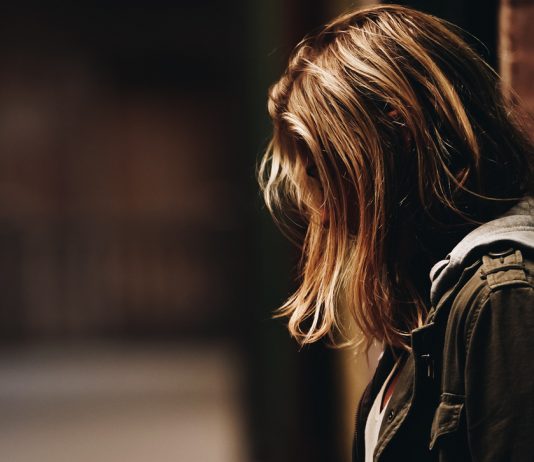 Torino, abusa di una bambina e il giudice lo rilascia: manifestazione di La Caramella Buona davanti al tribunale