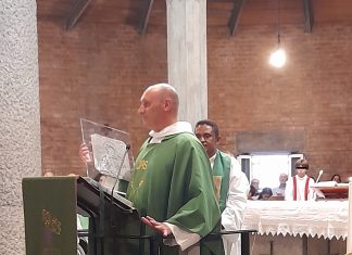 Il saluto commosso dei fedeli, al parroco di S. Antonio-S. Luigi Don Jacek e a Don Jeannot