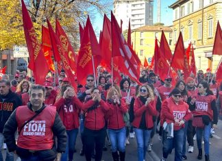 “Adesso basta!!”. A Reggio Emilia in diecimila allo sciopero di Cgil e Uil