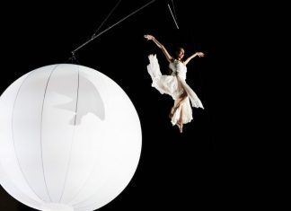 Capodanno in piazza a Reggio Emilia fra spettacolo di luci e immagini, suoni e acrobazie