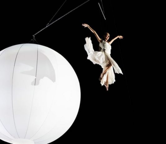 Capodanno in piazza a Reggio Emilia fra spettacolo di luci e immagini, suoni e acrobazie