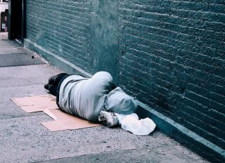 “Apriamo i poliambulatori abbandonati ai senzatetto a rischio ipotermia”. La proposta di Rec