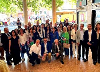 “Reggio trasformata in un brutto sogno”, Fratelli d’Italia presenta la lista nel cuore del centro storico teatro di violenze