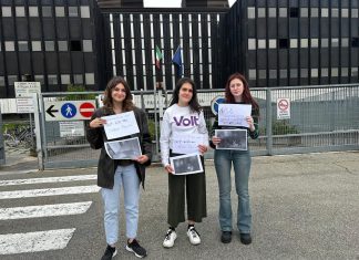 Processo agli agenti accusati di tortura in carcere ai danni di un detenuto: il presidio di Volt durante l’udienza