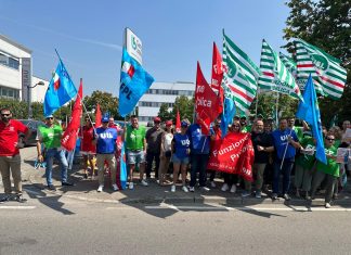 Sanità privata, grande business ma niente rinnovo del contratto: presidio davanti allo Spallanzani