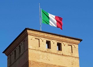 Tricolore: la nuova bandiera sventola sulla Torre civica di Reggio Emilia