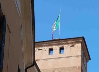 Tricolore ammalorato sulla Torre Civica