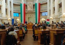 Consiglio comunale Reggio Emilia, minuto di silenzio per le vittime di Crans Montana e per il capotreno Alessandro Ambrosio