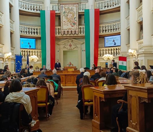 Crans Montana: minuto di silenzio durante il Consiglio Comunale per le vittime e per il capotreno Ambrosio