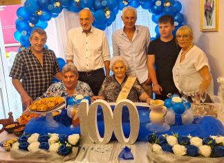 Il sindaco di Reggio Emilia Massari e il presidente di ACER Corradi festeggiano la centenaria signora Maria Carenza