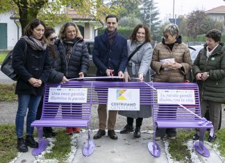 Inaugurata a Guastalla la panchina della gentilezza: inclusiva, accogliente, anti solitudine e portatrice di messaggi positivi