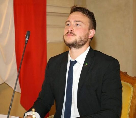 Concerto di Kanye West, De Lucia: “Voto shock in consiglio comunale, nessun controllo su chi inneggia il nazismo”