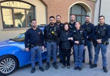 Rubano la borsa dall’auto di una 90enne nel parcheggio del supermercato: arrestati subito dagli agenti della Polizia di Stato