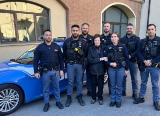 Rubano la borsa dall’auto di una 90enne nel parcheggio del supermercato: arrestati subito dagli agenti della Polizia di Stato