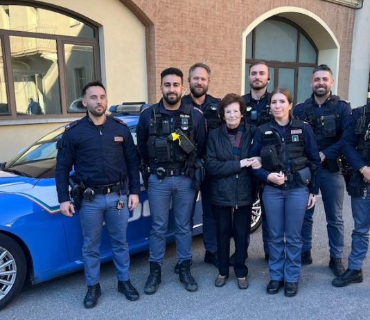 Rubano la borsa dall’auto di una 90enne nel parcheggio del supermercato: arrestati subito dagli agenti della Polizia di Stato
