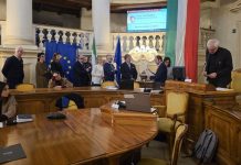 Il Consiglio comunale di Reggio Emilia ricorda la Giornata contro la violenza sulle donne leggendo i nomi delle 83 vittime di femminicidio nel 2025