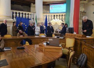 Il Consiglio comunale di Reggio Emilia ricorda la Giornata contro la violenza sulle donne leggendo i nomi delle 83 vittime di femminicidio nel 2025