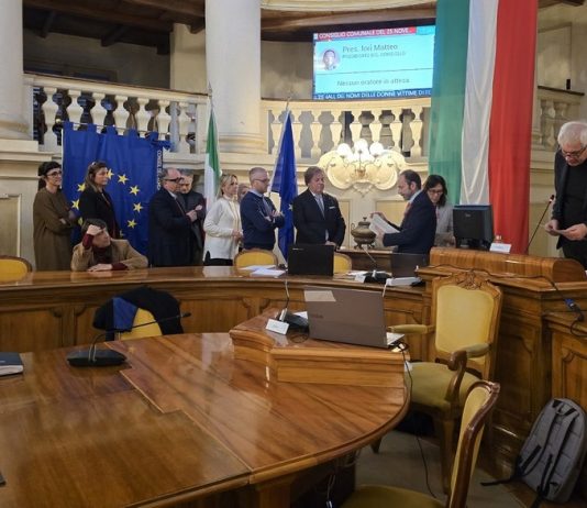 Il Consiglio comunale di Reggio Emilia ricorda la Giornata contro la violenza sulle donne leggendo i nomi delle 83 vittime di femminicidio nel 2025