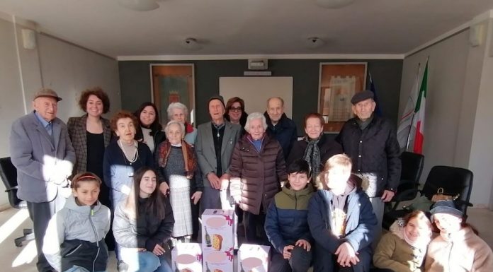 L’Amministrazione Comunale di Vezzano festeggia il Natale portando doni ai cittadini ultranovantenni