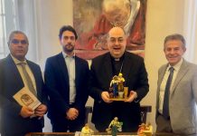 Confartigianato e Coldiretti Reggio Emilia donano a Monsignor Morandi statuina del Presepe 2025 raffigurante una contadina e un muratore