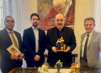 Confartigianato e Coldiretti Reggio Emilia donano a Monsignor Morandi statuina del Presepe 2025 raffigurante una contadina e un muratore