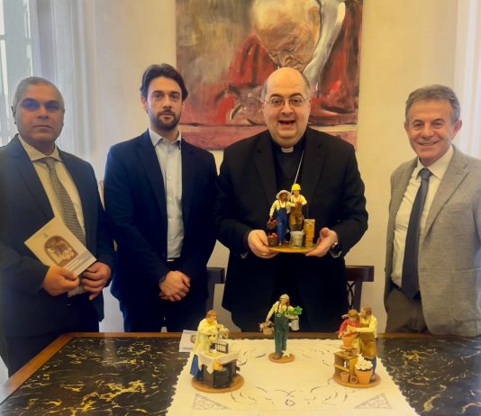 Confartigianato e Coldiretti Reggio Emilia donano a Monsignor Morandi statuina del Presepe 2025 raffigurante una contadina e un muratore