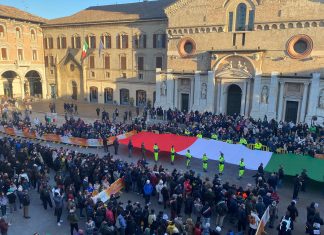 Festa del Tricolore,piazza gremita per il passaggio della fiaccola olimpica a Reggio Emilia