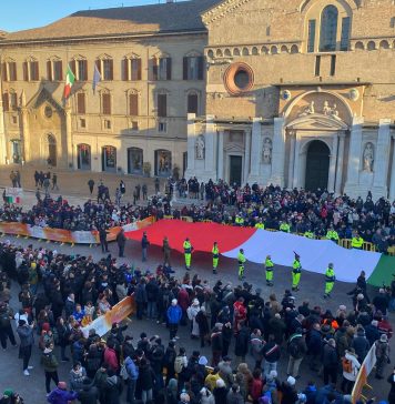 Festa del Tricolore,piazza gremita per il passaggio della fiaccola olimpica a Reggio Emilia