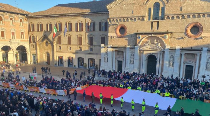 Festa del Tricolore,piazza gremita per il passaggio della fiaccola olimpica a Reggio Emilia