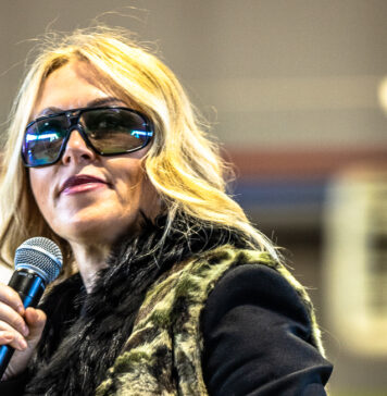 Roberta Bruzzone ha inaugurato l’area dedicata alle Panchine Rosse nella cortile della scuola Bus Pascal