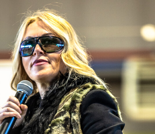 Roberta Bruzzone ha inaugurato l’area dedicata alle Panchine Rosse nella cortile della scuola Bus Pascal