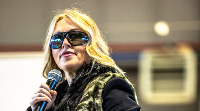 Roberta Bruzzone ha inaugurato l’area dedicata alle Panchine Rosse nella cortile della scuola Bus Pascal
