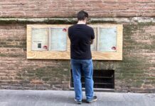 Istoreco espone nella vecchia bacheca della Torre del Bordello i numeri di 80 anni di Reggio Democratica