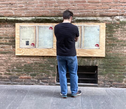 Istoreco espone nella vecchia bacheca della Torre del Bordello i numeri di 80 anni di Reggio Democratica