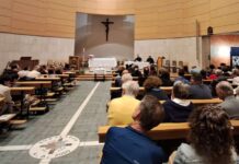 Una serata di dialogo senza tabù con Don Cosimo Schena a Sant’Anselmo: “Sesso, amore e smarrimenti spirituali fra i temi toccati”