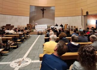 Una serata di dialogo senza tabù con Don Cosimo Schena a Sant’Anselmo: “Sesso, amore e smarrimenti spirituali fra i temi toccati”