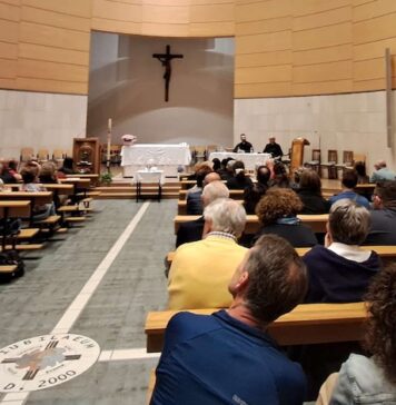 Una serata di dialogo senza tabù con Don Cosimo Schena a Sant’Anselmo: “Sesso, amore e smarrimenti spirituali fra i temi toccati”