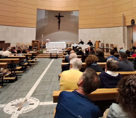 Una serata di dialogo senza tabù con Don Cosimo Schena a Sant’Anselmo: “Sesso, amore e smarrimenti spirituali fra i temi toccati”