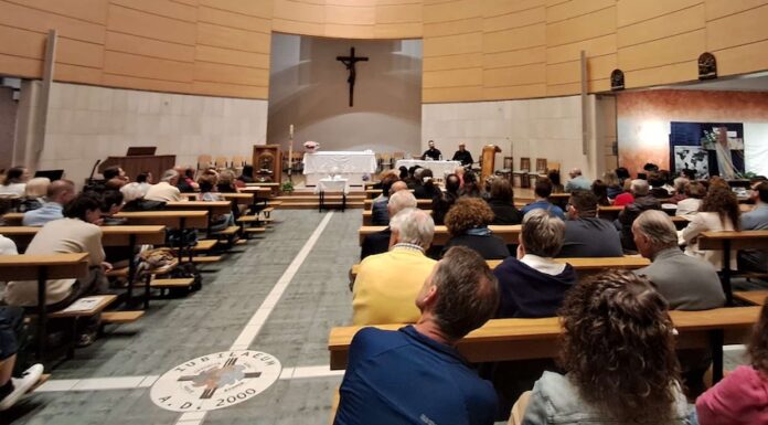 Una serata di dialogo senza tabù con Don Cosimo Schena a Sant’Anselmo: “Sesso, amore e smarrimenti spirituali fra i temi toccati”