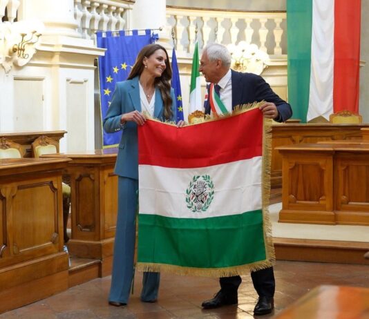 La Principessa del Galles ha ricevuto dal sindaco Marco Massari il Primo Tricolore, massima onorificenza della città di Reggio Emilia