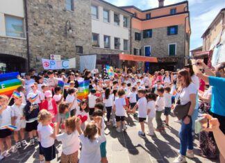 Villa Minozzo: Flash mob per la pace e consegna delle borse di studio