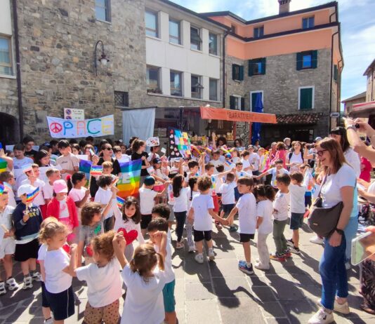 Villa Minozzo: Flash mob per la pace e consegna delle borse di studio