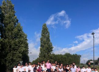 Guastalla, la “Rotonda dei Diritti” torna a splendere: le classi quinte della primaria restaurano la storica rotatoria per i 20 anni dell’opera