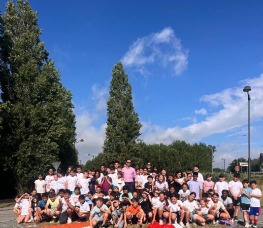 Guastalla, la “Rotonda dei Diritti” torna a splendere: le classi quinte della primaria restaurano la storica rotatoria per i 20 anni dell’opera