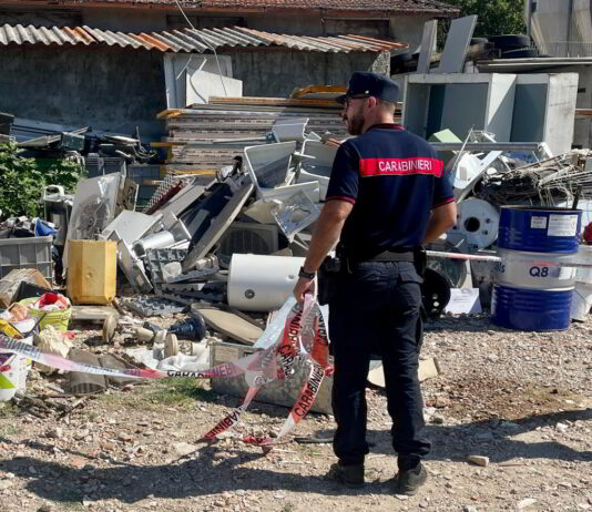 Traffico illecito di rifiuti tra Parma e Reggio Emilia: 20 indagati, sequestrati quattro siti abusivi e sei autocarri