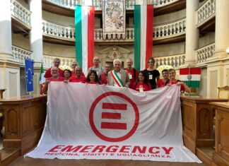 La bandiera di Emergency sventola dal palazzo comunale di Reggio Emilia
