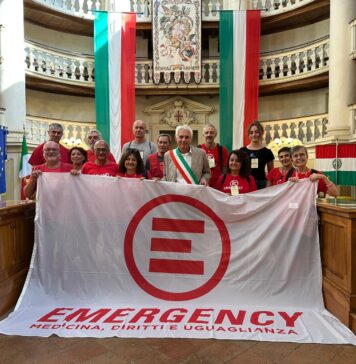 La bandiera di Emergency sventola dal palazzo comunale di Reggio Emilia